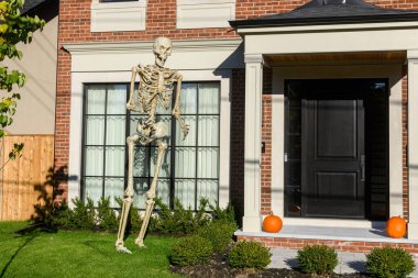 TORONTO, CANADA 29 EKİM 2025: Cadılar Bayramı süsleri tatil öncesi bir eve asıldı..