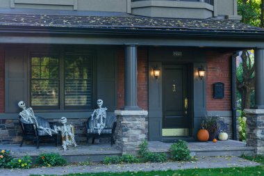 TORONTO, CANADA 29 EKİM 2025: Cadılar Bayramı süsleri tatil öncesi bir eve asıldı..