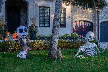 TORONTO, CANADA 29 EKİM 2025: Cadılar Bayramı süsleri tatil öncesi bir eve asıldı..