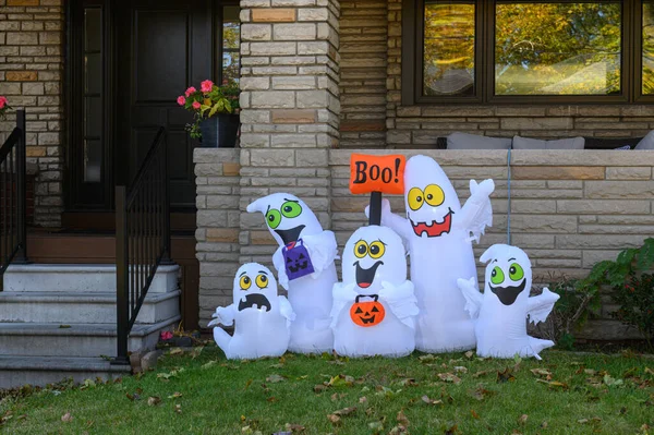 TORONTO, CANADA 29 EKİM 2025: Cadılar Bayramı süsleri tatil öncesi bir eve asıldı..