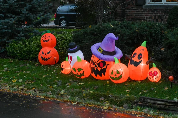 TORONTO, CANADA 29 EKİM 2025: Cadılar Bayramı süsleri tatil öncesi bir eve asıldı..