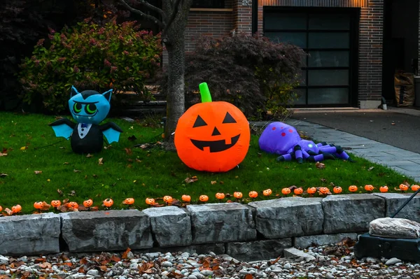 TORONTO, CANADA 29 EKİM 2025: Cadılar Bayramı süsleri tatil öncesi bir eve asıldı..