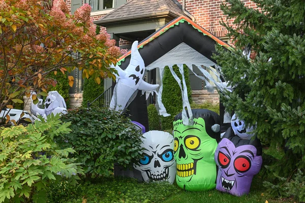 TORONTO, CANADA 29 EKİM 2025: Cadılar Bayramı süsleri tatil öncesi bir eve asıldı..