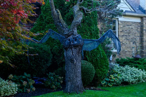 TORONTO, CANADA 29 EKİM 2025: Cadılar Bayramı süsleri tatil öncesi bir eve asıldı..