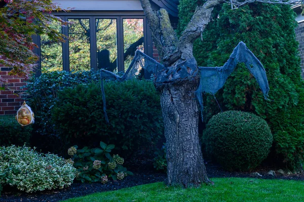 TORONTO, CANADA 29 EKİM 2025: Cadılar Bayramı süsleri tatil öncesi bir eve asıldı..