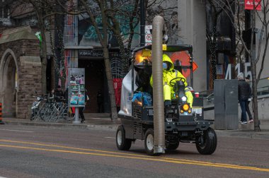 Toronto, ON, Kanada - 12 Ekim 2025: Bir şehir sokak temizleme makinesi, kentsel alanda bir belediye temizlik hizmeti sunuyor.