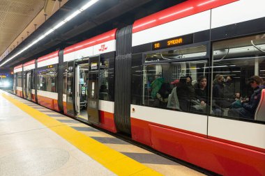 Toronto, ON, Kanada - 18 Ekim 2025 Kapıları açık modern bir kırmızı tramvay metro istasyonunda.