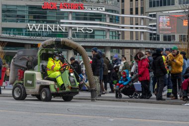 Toronto, ON, Kanada - 12 Ekim 2025: Bir şehir sokak temizleme makinesi, kentsel alanda bir belediye temizlik hizmeti sunuyor.