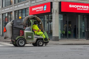 Toronto, ON, Kanada - 12 Ekim 2025: Bir şehir sokak temizleme makinesi, kentsel alanda bir belediye temizlik hizmeti sunuyor.