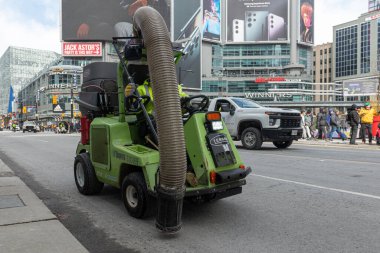 Toronto, ON, Kanada - 12 Ekim 2025: Bir şehir sokak temizleme makinesi, kentsel alanda bir belediye temizlik hizmeti sunuyor.