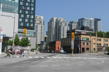 Ottawa, ON, Kanada - 3 Ekim 2025: Ottawa Sanat Galerisi (OAG.GAO) modern ağ cephesi ve pencere tasarımını açık mavi gökyüzüne karşı sergilemektedir..