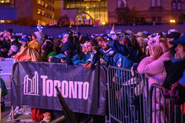 Toronto, ON, Kanada 31 Ekim 2025: Los Angeles Dodgers ile Toronto Blue Jays arasındaki 2025 Dünya Şampiyonası 'nın 6. Maçı' nı izleyen taraftarlar, MLB sonrası MLB 'de The Bird' s Nest olarak adlandırıldılar...