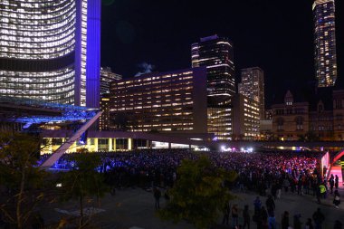 Toronto, ON, Kanada 31 Ekim 2025: Büyük bir hayran kitlesi, Los Angeles Dodgers 'ın Toronto Blue Jays' de oynadığı 2025 Dünya Serisinin Altıncı Maçı 'nı izlemek için Nathan Phillips Meydanı' nda toplandı...