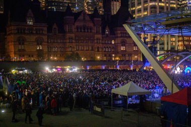 Toronto, ON, Kanada 31 Ekim 2025: Büyük bir hayran kitlesi, Los Angeles Dodgers 'ın Toronto Blue Jays' de oynadığı 2025 Dünya Serisinin Altıncı Maçı 'nı izlemek için Nathan Phillips Meydanı' nda toplandı...