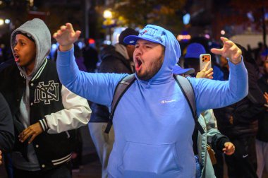 Toronto, ON, Kanada 31 Ekim 2025: Toronto Blue Jays 'in Rogers Center' daki Los Angeles Dodgers maçını izlerken taraftarlar tepki gösteriyor.