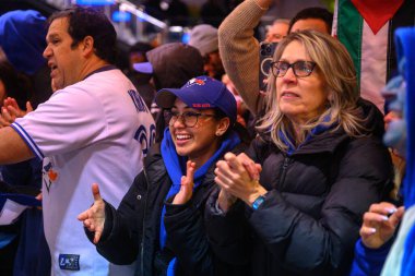 Toronto, ON, Kanada 31 Ekim 2025: Toronto Blue Jays 'in Rogers Center' daki Los Angeles Dodgers maçını izlerken taraftarlar tepki gösteriyor.
