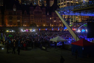 Toronto, ON, Kanada 31 Ekim 2025: Büyük bir hayran kitlesi, Los Angeles Dodgers 'ın Toronto Blue Jays' de oynadığı 2025 Dünya Serisinin Altıncı Maçı 'nı izlemek için Nathan Phillips Meydanı' nda toplandı...