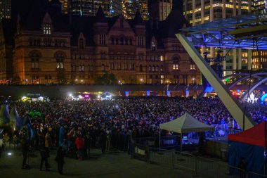 Toronto, ON, Kanada 31 Ekim 2025: Büyük bir hayran kitlesi, Los Angeles Dodgers 'ın Toronto Blue Jays' de oynadığı 2025 Dünya Serisinin Altıncı Maçı 'nı izlemek için Nathan Phillips Meydanı' nda toplandı...