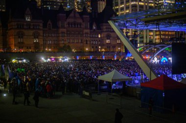 Toronto, ON, Kanada 31 Ekim 2025: Büyük bir hayran kitlesi, Los Angeles Dodgers 'ın Toronto Blue Jays' de oynadığı 2025 Dünya Serisinin Altıncı Maçı 'nı izlemek için Nathan Phillips Meydanı' nda toplandı...