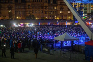 Toronto, ON, Kanada 31 Ekim 2025: Büyük bir hayran kitlesi, Los Angeles Dodgers 'ın Toronto Blue Jays' de oynadığı 2025 Dünya Serisinin Altıncı Maçı 'nı izlemek için Nathan Phillips Meydanı' nda toplandı...