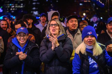 Toronto, ON, Kanada 31 Ekim 2025: Toronto Blue Jays 'in Rogers Center' daki Los Angeles Dodgers maçını izlerken taraftarlar tepki gösteriyor.