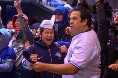 Toronto, ON, Kanada 31 Ekim 2025: Toronto Blue Jays 'in Rogers Center' daki Los Angeles Dodgers maçını izlerken taraftarlar tepki gösteriyor.