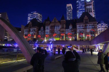 TORONONONONONTO, ONTARIO, CANADA - 09, 2025: Anma Günü anısına Anma Günü münasebetiyle Eski Belediye Binası 'nın tarihi ön cephesine hizmet edenleri onurlandıran görsel bir görüntü yansıtılıyor