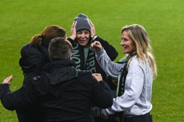 TORONONONONONTO, ONTARIO, CANADA - 15 Kasım 2025: Vancouver Rise FC çalışanları ve yönetim, takımlarının BMO Field 'daki Kuzey Süper Ligi Finali' nde kazandığı zaferin ardından sahada kutlama yaptılar..