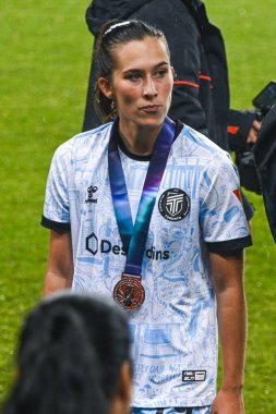 TORONONONONONTO, ONTARIO, CANADA - NOVEMBER 15, 2025: AFC Toronto oyuncusu Carly Shaw # 29, takımının Kuzey Süper Ligi Finali 'nde BMO Field' da Vancouver Rise FC 'ye kaybedişinin ardından ikinci madalyasını takarak sahadan çıkıyor..