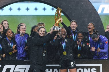 TORONONONONONTO, ONTARIO, CANADA - NOVEMBER 15, 2025: Vancouver Rise FC 'nin kaptanı, takımı AFC Toronto' yu 2-1 yenerek BMO Field 'da Kuzey Süper Ligi finalini kazandıktan sonra lig ve kulüp yetkililerinden Diana B. Matheson Kupası' nı aldı. Takım arkadaşları ce