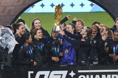 TORONONONONONTO, ONTARIO, CANADA - NOVEMBER 15, 2025: Vancouver Rise FC 'nin kaptanı, takımı AFC Toronto' yu 2-1 yenerek BMO Field 'da Kuzey Süper Ligi finalini kazandıktan sonra lig ve kulüp yetkililerinden Diana B. Matheson Kupası' nı aldı. Takım arkadaşları ce