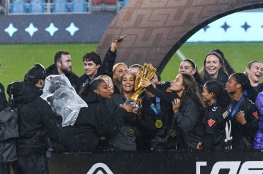 TORONONONONONTO, ONTARIO, CANADA - NOVEMBER 15, 2025: Vancouver Rise FC 'nin kaptanı, takımı AFC Toronto' yu 2-1 yenerek BMO Field 'da Kuzey Süper Ligi finalini kazandıktan sonra lig ve kulüp yetkililerinden Diana B. Matheson Kupası' nı aldı. Takım arkadaşları ce