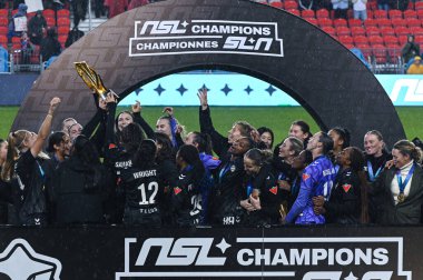 TORONONONONONTO, ONTARIO, CANADA - NOVEMBER 15, 2025: Vancouver Rise FC 'nin kaptanı, takımı AFC Toronto' yu 2-1 yenerek BMO Field 'da Kuzey Süper Ligi finalini kazandıktan sonra lig ve kulüp yetkililerinden Diana B. Matheson Kupası' nı aldı. Takım arkadaşları ce