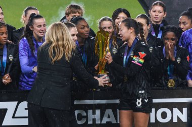 TORONONONONONTO, ONTARIO, CANADA - NSL Vancouver Rise FC Genel Müdürü Amanda Allen, BMO Field 'da düzenlenen Kuzey Süper Ligi Finali' nin ardından ödül törenine katıldı. Vancouver Rise kaptanı Sophie Schmidt takım arkadaşlarının yanında duruyor.