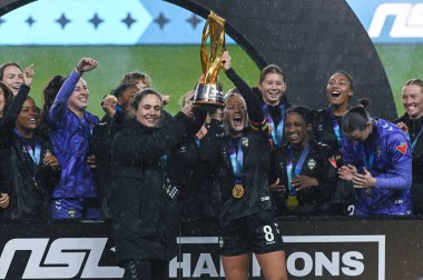 TORONONONONONTO, ONTARIO, CANADA - NOVEMBER 15, 2025: Vancouver Rise FC 'nin kaptanı, takımı AFC Toronto' yu 2-1 yenerek BMO Field 'da Kuzey Süper Ligi finalini kazandıktan sonra lig ve kulüp yetkililerinden Diana B. Matheson Kupası' nı aldı. Takım arkadaşları ce