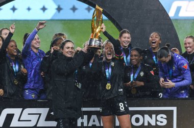 TORONONONONONTO, ONTARIO, CANADA - NOVEMBER 15, 2025: Vancouver Rise FC 'nin kaptanı, takımı AFC Toronto' yu 2-1 yenerek BMO Field 'da Kuzey Süper Ligi finalini kazandıktan sonra lig ve kulüp yetkililerinden Diana B. Matheson Kupası' nı aldı. Takım arkadaşları ce