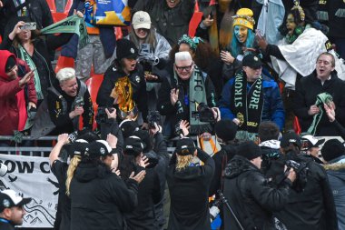 TORONONONONONTO, ONTARIO, CANADA - NOVEMBER 15, 2025: Vancouver Rise FC oyuncuları AFC Toronto 'yu 2-1 yenerek Kuzey Süper Ligi finalini BMO Field' da kazandıktan sonra taraftarlarıyla ve destekçileriyle kutladılar.