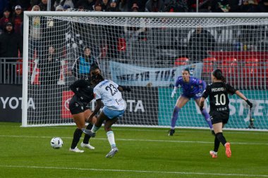 Toronto, ON, Kanada - 15 Kasım 2025: # 23 AFC Toronto 'dan Esther Okoronkwo, BMO Field' da Vancouver Rise ile AFC Toronto arasındaki NSL final maçında topa vuruyor (Skor 1: 2, Vancouver Rise kazandı))