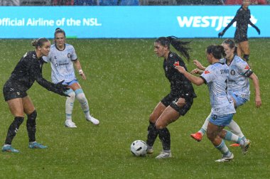 Toronto, ON, Kanada - 15 Kasım 2025: # 11 Vancouver Rise FC oyuncusu Jessica De Filippo, BMO Field 'da Vancouver Rise ile AFC Toronto arasındaki NSL final maçı sırasında top ile hareket etti (Skoru 1: 2, Vancouver Rise kazandı))