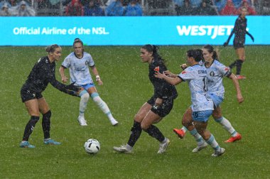 Toronto, ON, Kanada - 15 Kasım 2025: # 11 Vancouver Rise FC oyuncusu Jessica De Filippo, BMO Field 'da Vancouver Rise ile AFC Toronto arasındaki NSL final maçı sırasında top ile hareket etti (Skoru 1: 2, Vancouver Rise kazandı))