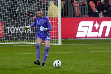 Toronto, ON, Kanada - 15 Kasım 2025: # 13 Morgan McAslan, Vancouver Rise FC kalecisi Vancouver Rise ile AFC Toronto arasındaki NSL final maçında topu atıyor (Score 1: 2, Vancouver Rise kazandı))