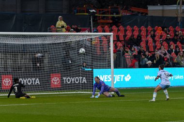 Toronto, ON, Kanada - 15 Kasım 2025: # 3 Vancouver Rise FC oyuncusu Jasmyne Spencer, Vancouver Rise ile AFC Toronto arasındaki NSL final maçında topu boş bir kaleden attı (Score 1: 2, Vancouver Rise kazandı))
