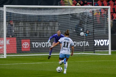 Toronto, ON, Kanada - 15 Kasım 2025: # 11 AFC Toronto 'dan Kaylee Hunter, BMO Sahasında Vancouver Rise ile AFC Toronto arasındaki NSL final maçında topu atıyor (Skoru 1: 2, Vancouver Rise kazandı))