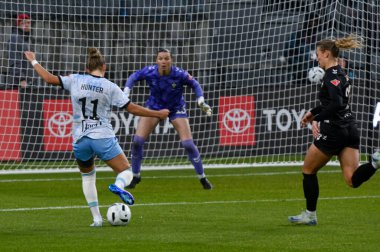 Toronto, ON, Kanada - 15 Kasım 2025: # 23 Reese Lake of Vancouver Rise FC block of # 11 Kaylee Hunter of AFC Toronto NSL Final maçında Vancouver Rise - AFC Toronto maçı sırasında BMO Field 'da (Skor 1: 2, Vancouver Rise kazandı))