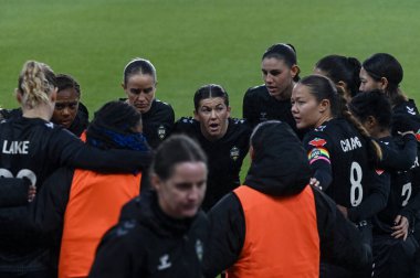 Toronto, ON, Kanada - 15 Kasım 2025: # 10 Lisa Pechersky Vancouver Rise FC (ortada) Vancouver Rise ile AFC Toronto arasındaki NSL final maçında takım arkadaşlarına bakıyor (Score 1: 2, Vancouver Rise kazandı))