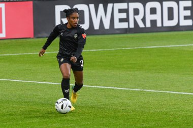 Toronto, ON, Kanada - 15 Kasım 2025: # 3 Vancouver Rise FC 'den Jasmyne Spencer, BMO Field' da Vancouver Rise ile AFC Toronto arasındaki NSL final maçında top ile hareket etti (Skoru 1: 2, Vancouver Rise kazandı))