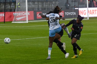 Toronto, ON, Kanada - 15 Kasım 2025: # 23 Esther Okoronkwo AFC Toronto 'dan Vancouver Rise ile AFC Toronto arasındaki NSL final maçında iki rakip arasında sıkıştı (Skor 1: 2, Vancouver Rise kazandı))