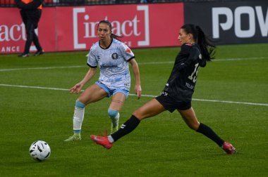 Toronto, ON, Kanada - 15 Kasım 2025: # Vancouver Rise FC 'den 19 Holly Ward, BMO Field' da Vancouver Rise ile AFC Toronto arasındaki NSL final maçında topu almaya çalışıyor (Skor 1: 2, Vancouver Rise kazandı))