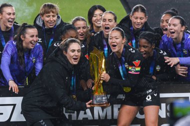 TORONONONONONTO, ONTARIO, CANADA - NOVEMBER 15, 2025: Vancouver Rise FC 'nin kaptanı, takımı AFC Toronto' yu 2-1 yenerek BMO Field 'da Kuzey Süper Ligi finalini kazandıktan sonra lig ve kulüp yetkililerinden Diana B. Matheson Kupası' nı aldı. Takım arkadaşları ce