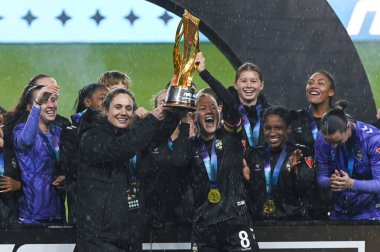 TORONONONONONTO, ONTARIO, CANADA - NOVEMBER 15, 2025: Vancouver Rise FC 'nin kaptanı, takımı AFC Toronto' yu 2-1 yenerek BMO Field 'da Kuzey Süper Ligi finalini kazandıktan sonra lig ve kulüp yetkililerinden Diana B. Matheson Kupası' nı aldı. Takım arkadaşları ce